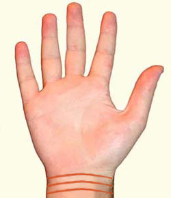Браслеты на руке, линии ровные и прямые
